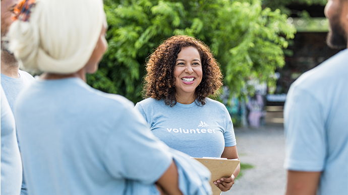 volunteer handing out assignments to other volunteers.