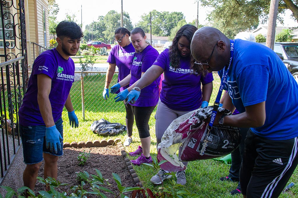 Students laying mulch