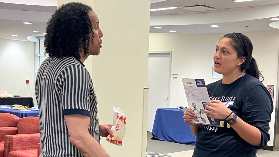 Faculty meets with student in the library