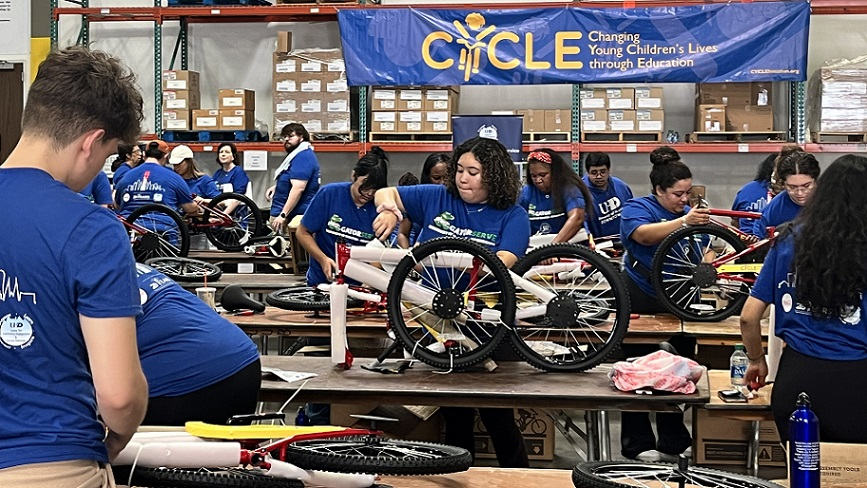 GatorServe volunteer group photo cycle event