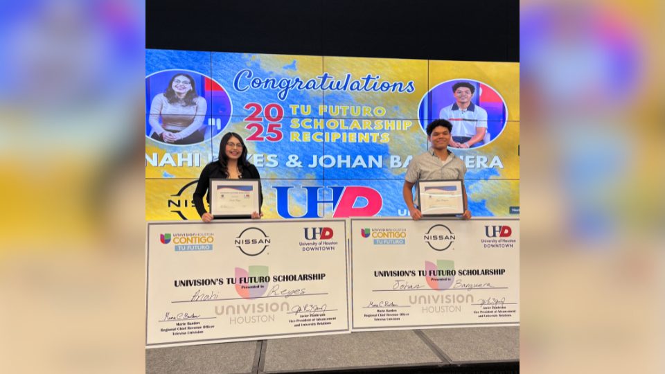 Two students showing their checks at Tu Futuro event